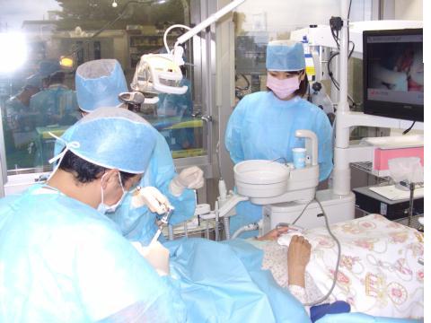 インプラントオペ風景